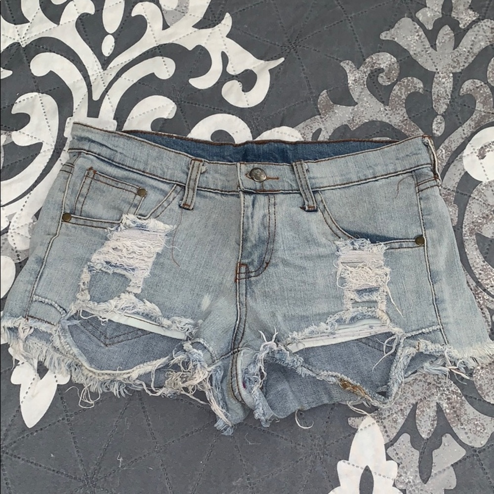 Distressed low-waisted shorts